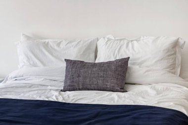 Beyaz bedsheets ile modern ışık minimalist yatak odası.