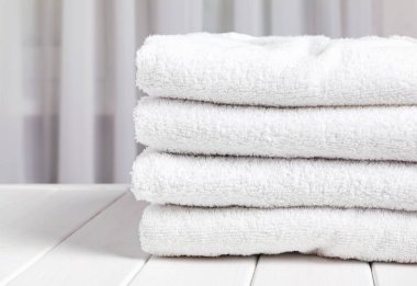 Pamuk beyaz tovels beyaz tahta masada yığını