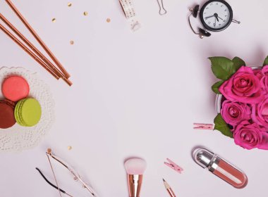 Yaratıcı çerçeve şirin şık kadınsı aksesuar ve pembe güller