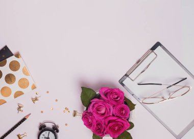 Not defteri, gözlük ve pembe güller ile kadınsı İşyeri