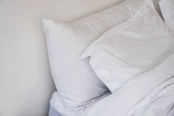 Onopgemaakte Bed Met Witte Beddelaken Kussens Close Comfort Minimalistische Levensstijl — Stockfoto