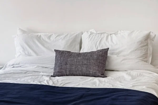 Современное освещение минималистская спальня с белыми простынями . — стоковое фото