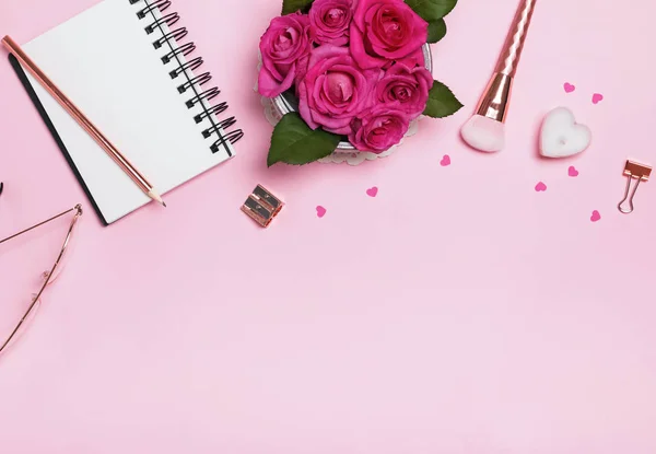 Moldura criativa com rosas, acessórios femininos e pequenos corações de papel — Fotografia de Stock