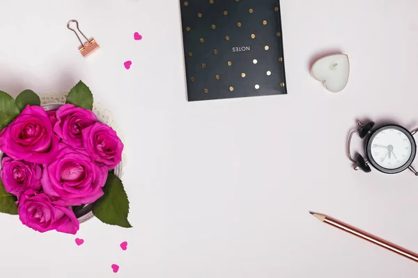 Creative rám s růží, ženský příslušenství a malé papírové srdce — Stock fotografie