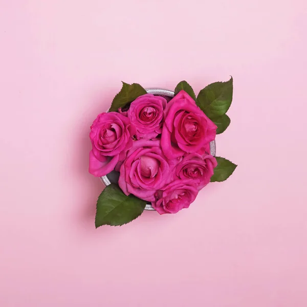 Bellissimo bouquet di rose in una ciotola sullo sfondo rosa — Foto Stock