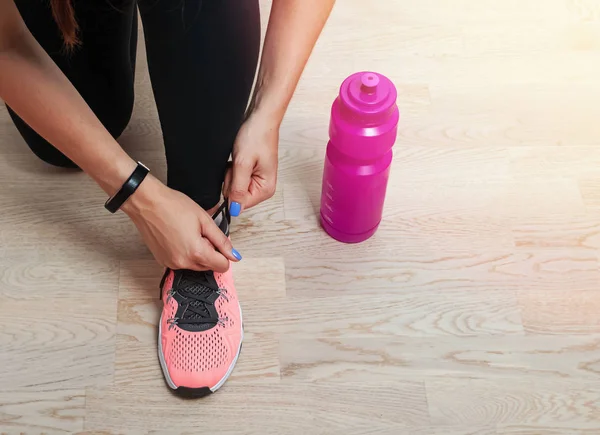 Woman lacing her sneakers before running — Stock Photo, Image