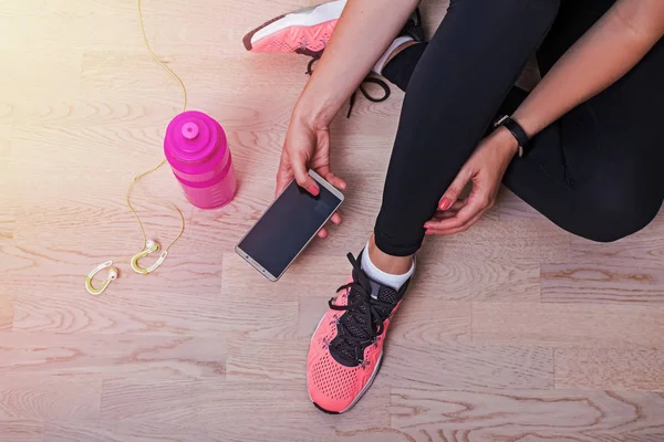 Жінка перевіряє свій смартфон перед бігом або іншим спортом — стокове фото