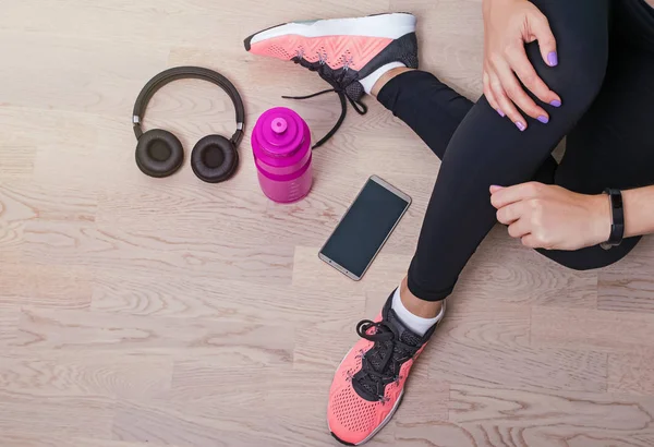 Woman checking her fitness tracker before running or other sport — Stockfoto