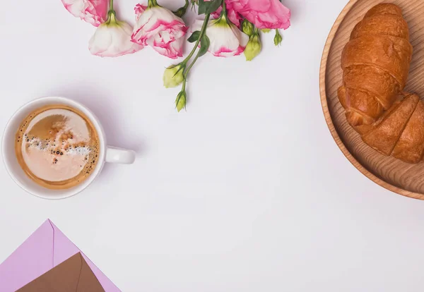 Creative frame with coffee, croissants and flowers — Stock Photo, Image