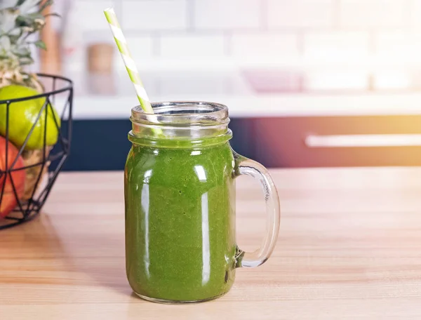 Grüner Smoothie aus Obst und Gemüse im Glas auf dem Küchentisch, — Stockfoto