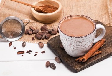 Bir kupa masada sıcak çikolata meşrubatının