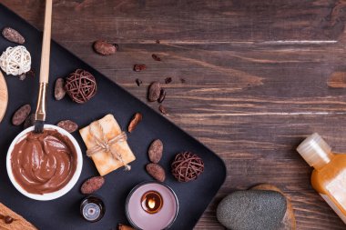 Çikolata spa üstten görünüm, ahşap arka plan belirleme.