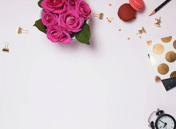 Creatieve frame met schattige vrouwelijke accessoires, briefpapier en roze rozen — Stockfoto