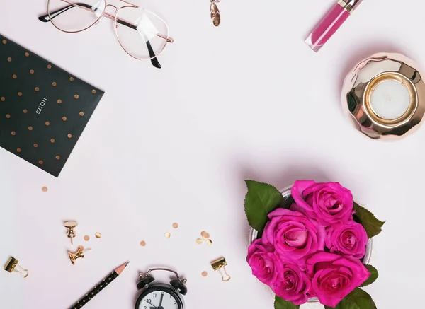 Kreativer Rahmen mit niedlichen femininen Accessoires, Papeterie und rosa Rosen — Stockfoto
