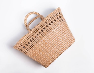 Hasır çanta sepet beyaz adam izole