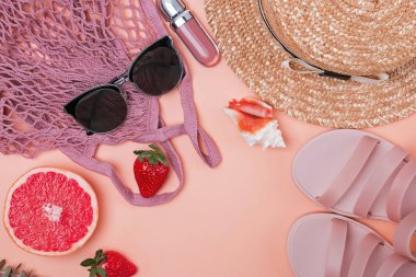 Pembe sandalet, net çanta, güneş gözlüğü ve diğer yaratıcı kompozisyon