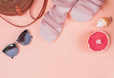 Hasır çanta, güneş gözlüğü, pembe sandalet ve diğer yaratıcı kompozisyon