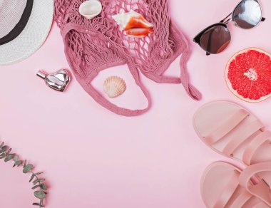 Sandlas, yaz şapka, hasır alışveriş çantası ve diğer, görünümü top