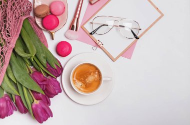 Şık kadınsı işyeri üstten görünüm, Bahar kavramı ile mor laleler