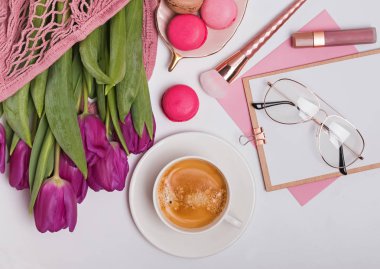 Şık kadınsı işyeri üstten görünüm, Bahar kavramı ile mor laleler