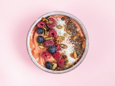 Güler yüzlü lezzetli kase çilek ve dryed Hindistan cevizi ile.