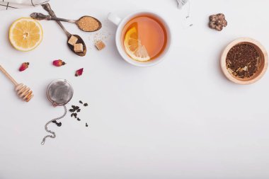 Yaratıcı kompozisyon witn çeşitli çay, şeker, limon ve çay yapmak için diğer aksesuarlar