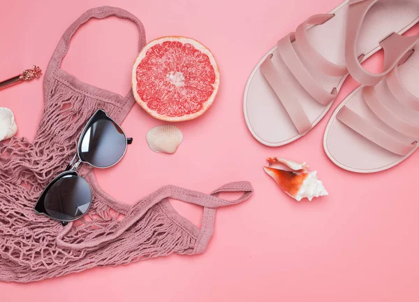 Elegantes accesorios de verano sobre fondo rosa . — Foto de Stock