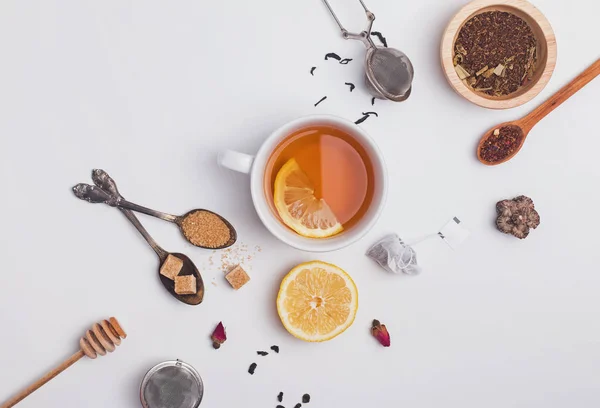 Composição criativa witn variedade de chá, açúcar, limão e outros acessórios para fazer chá — Fotografia de Stock
