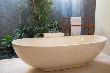 Lüks banyo taş küvet ve açık alan kavramı modern bir evde