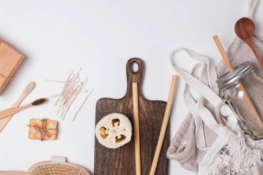 Sıfır atık kavramı. Banyo, mutfak ve hijyen yeniden kullanılabilir ve doğal malzeme öğelerini