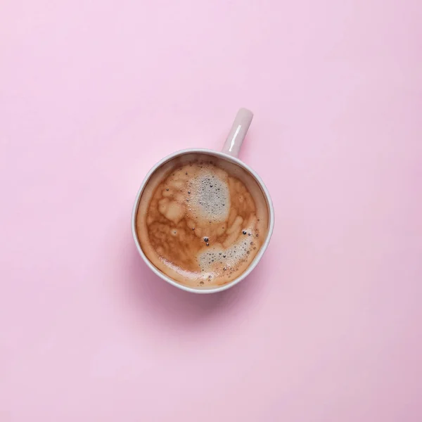 Kopp nybryggt svart kaffe i en rosa kopp — Stockfoto