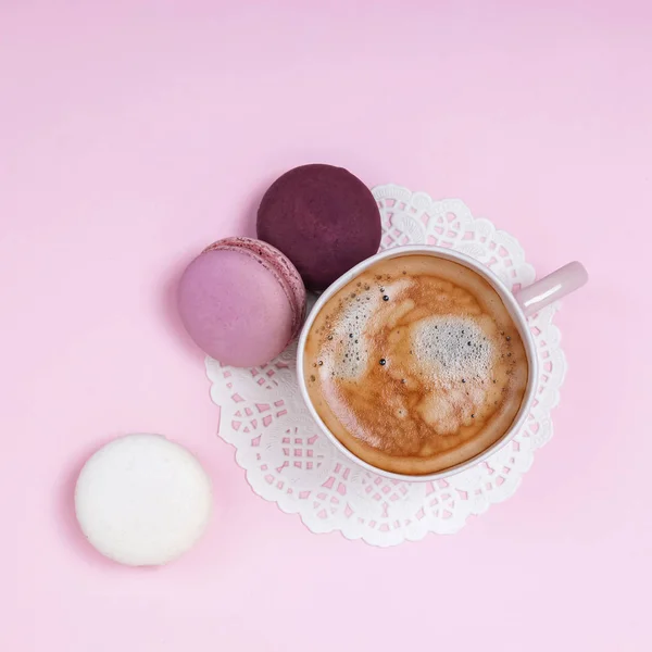Tasse de café avec des macarons sur fond rose d'en haut — Photo