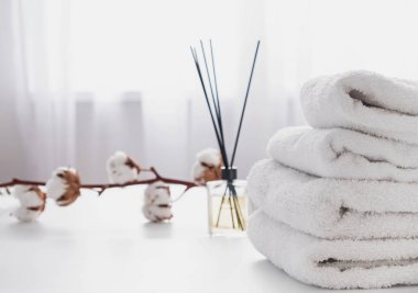 Beyaz pamuk yığını. Temiz havlular. Yakın plan.