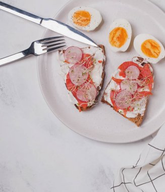 Beyaz poyraz krem peyniri ve somon ve sert haşlanmış yumurta ile tost