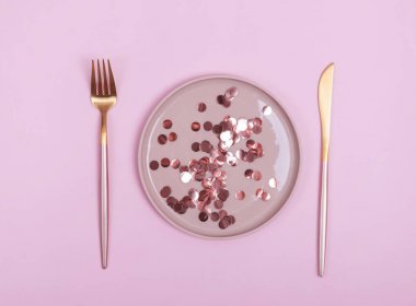 Parlak konfeti, üst görünümü ile pembe plaka.