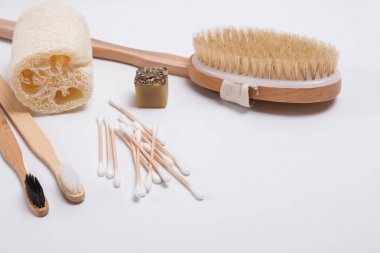 Doğal malzemelerden yakın çekim banyo aksesuarları