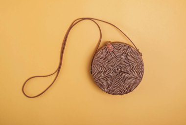 Sarı arka planda izole modern şık yuvarlak saman çantası