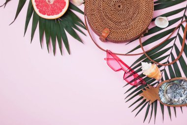 Pembe arka planda yaz aksesuarları, üst görünüm