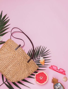 Pembe arka planda yaratıcı yaz kompozisyon.