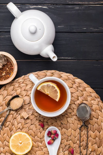 Чашка чая, чайник и различные аксессуары и ингредиенты для приготовления чая — стоковое фото
