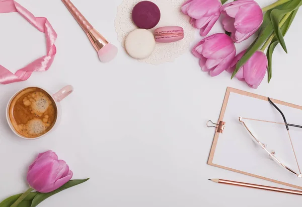 Mooie roze tulpen, kop koffie en Macarons op de witte tafel — Stockfoto