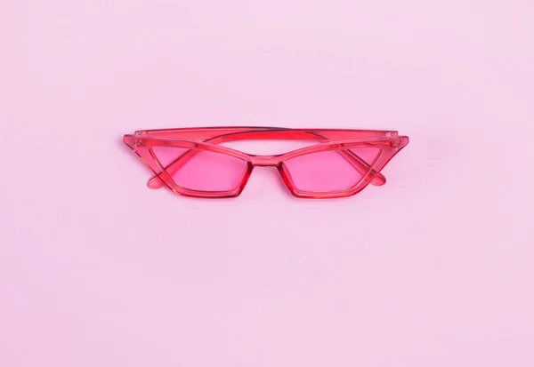Eleganti occhiali da sole rosa isolati sul rosa — Foto Stock