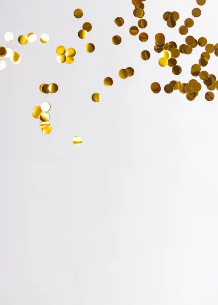 Gouden confetti van cirkelvorm op de witte achtergrond — Stockfoto