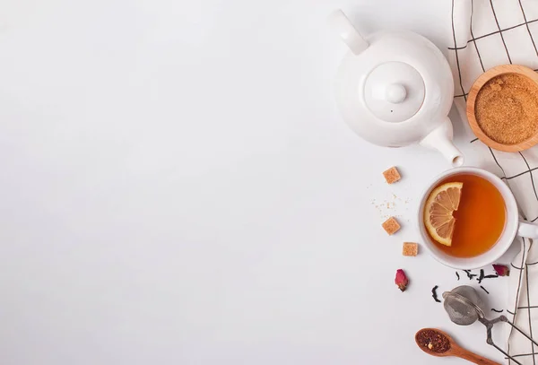 杯子, 茶壶和糖在白色背景, 顶视图 — 图库照片