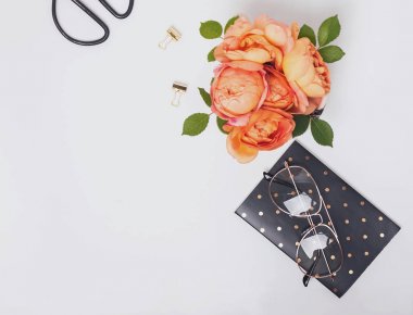 Çiçekler ve beyaz arka plan üzerinde gözlük