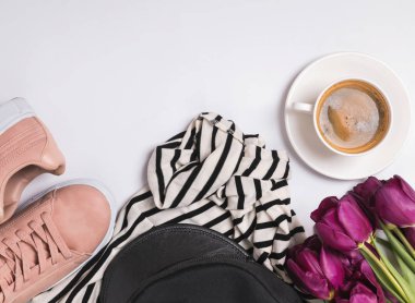 Şık kadınsı essentials, coffeee ve mor laleler.