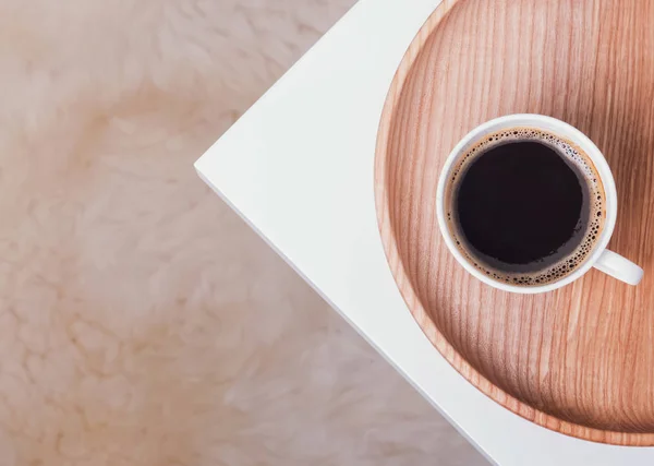 Taza de café en la bandeja de madera —  Fotos de Stock