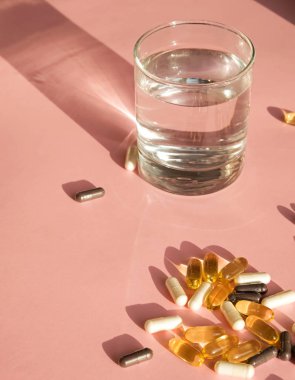 Pembe backgound üzerinde Pills veya dietic takviyeleri