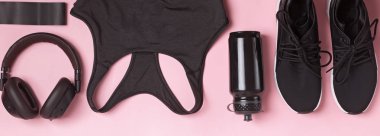 Pembe arkaplanda siyah renk fitness aksesuarları.