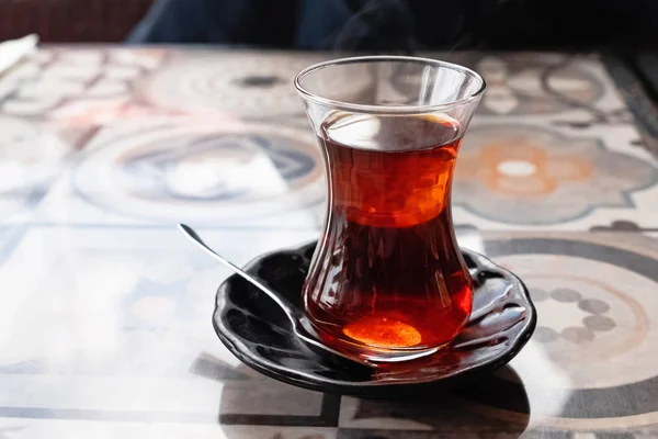 Un verre de thé turc traditionnel sur la table — Photo